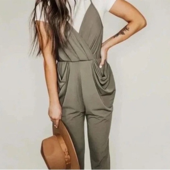 BCBGeneration Drape Pocket Jumpsuit Womens Size Small Green Sleeveless NWOT - Picture 1 of 9